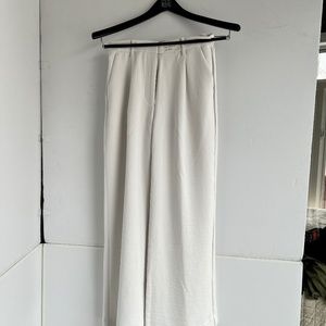 Abercrombie High Rise, Ultra Wide Pant. Size 26/2R. Off white.